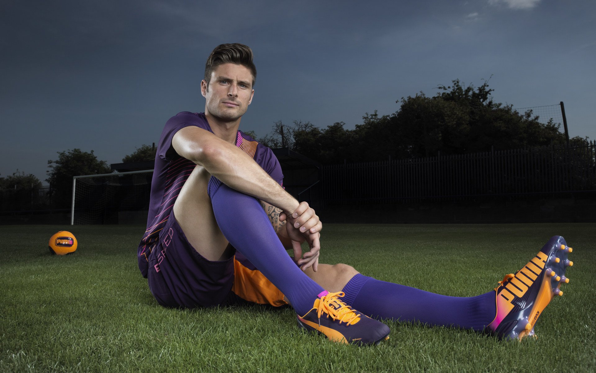 拉莫斯正式加盟巴黎圣日耳曼,欧洲豪门大战再升级