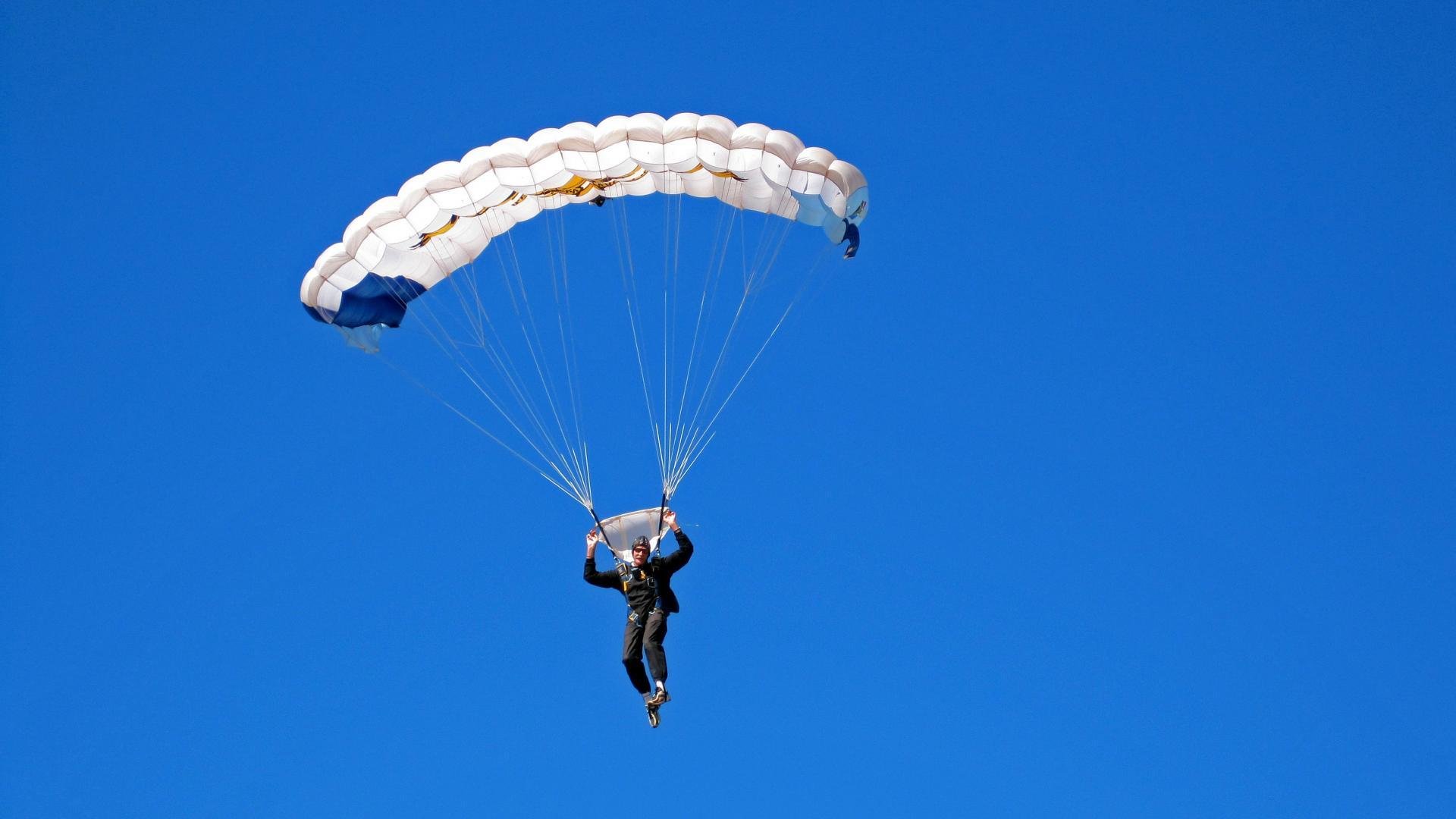 激烈角逐激发全民热情,激烈角逐的句子